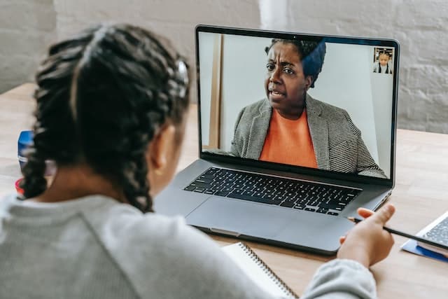 Atendimento presencial ou virtual para psicólogos são opção